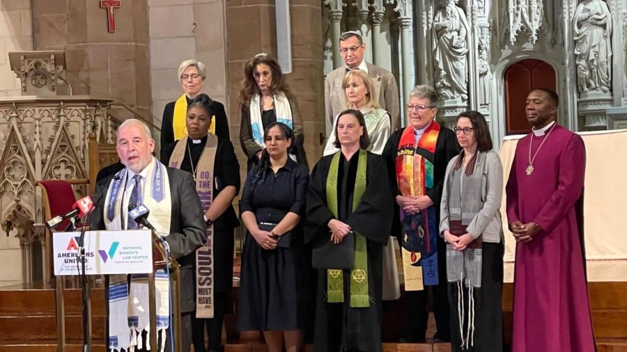 Rabbi+James+Bennett+of+Congregation+Shaare+Emeth+addresses+the+crowd+at+a+press+conference+announcing+a+lawsuit+on+behalf+of+13+religious+leaders+seeking+to+overturn+Missouris+abortion+bans%2C+asserting+they+violate+the+states+constitution.+
