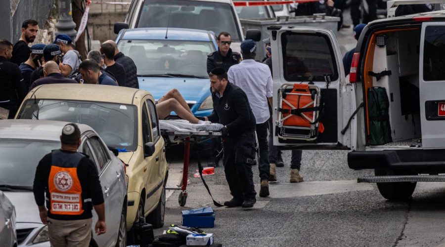 Rescue+forces+and+police+evacuate+the+alleged+terrorist+at+the+scene+of+a+shooting+attack+in+the+City+of+David%2C+in+Jerusalem%2C+on+Jan.+28%2C+2023.+%28Yonatan+Sindel%2FFlash90%29