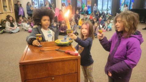 Children light candles as part of their lessons at Yachad Religious School in Oak Park Michigan. (Courtesy of Yachad)