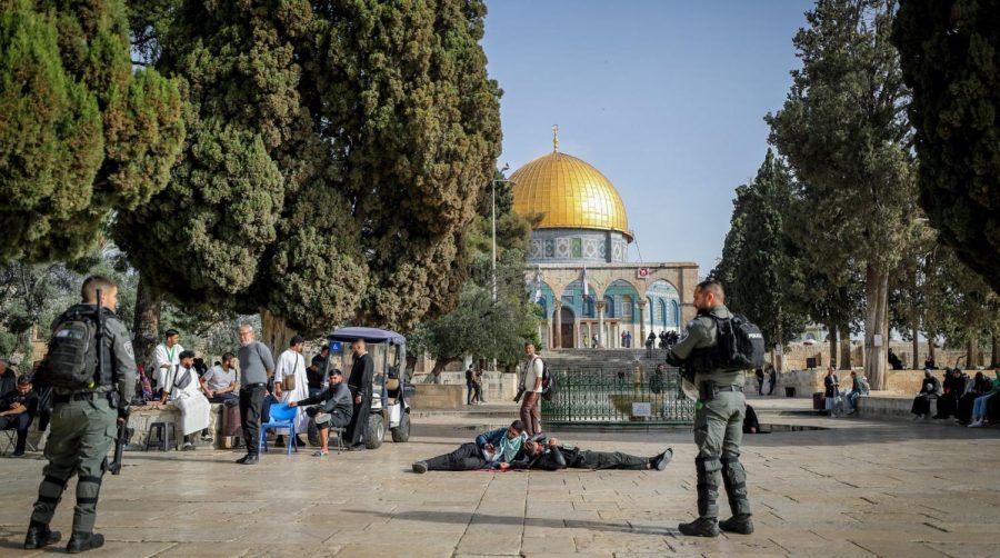Israeli security forces guard while Jews visit the Temple Mount, in Jerusalems Old City, during the Passover holiday the holy month of Ramadan, April 9, 2023. (Jamal Awad/Flash90)