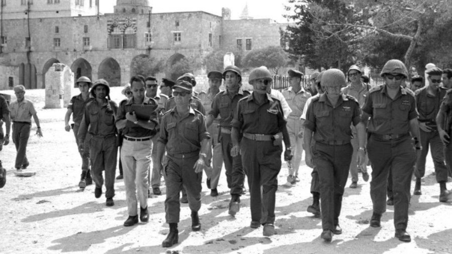 Defense+Minister+Moshe+Dayan%2C+Chief+of+Staff+Yitzhak+Rabin%2C+Gen.+Rehavam+Ze%E2%80%99evi+%28right%29+and+Gen.+Uzi+Narkiss+walk+through+the+Old+City+of+Jerusalem+on+July+6%2C+1967.+Photo%3A+Ilan+Bruner%2FGovernment+Press+Office+%28GPO%29