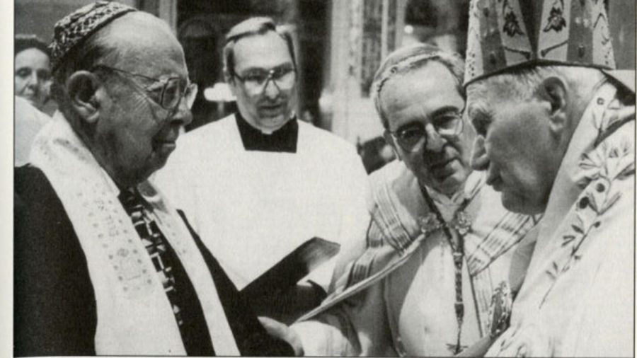 Rabbi+Robert+P.+Jacobs+meets+Pope+John+Paul+II+at+the+Cathedral+Basilica+in+St.+Louis+in+1999.+Photo+from+%E2%80%98Zion+of+the+Valley%3A+The+Jewish+Community+of+St.+Louis%E2%80%99+by+Walter+Ehrlich.