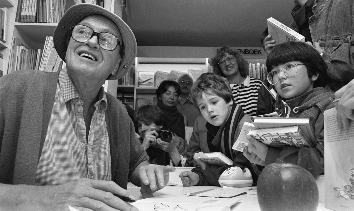 Roald+Dahl+signs+books+for+children+in+Amsterdam+on+Oct.+12%2C+1988.+Credit%3A+Rob+Bogaerts%2FAnefo+via+Wikimedia+Commons.