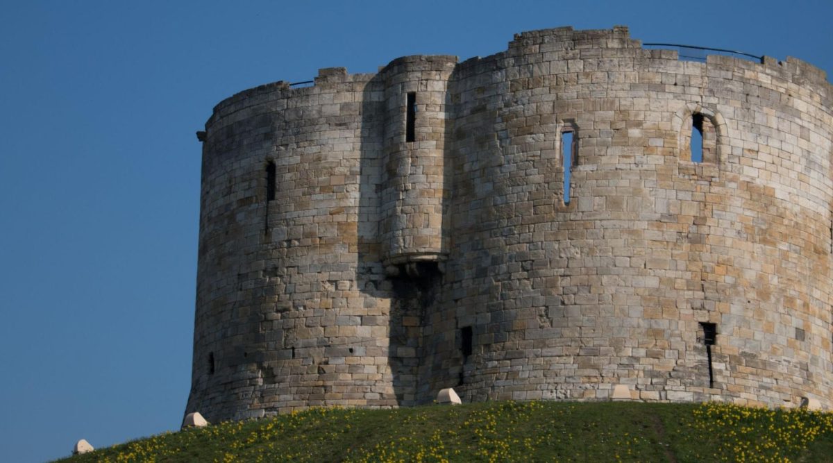 Cliffords Tower, the site of the massacre of the Jews of York took place in 1190. (Wikimedia Commons)