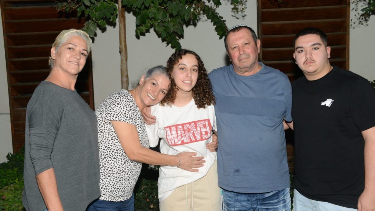 Ori Megidish, center, poses with her family after her rescue from the Gaza Strip, Oct. 30, 2023. (Israel Security Agency)