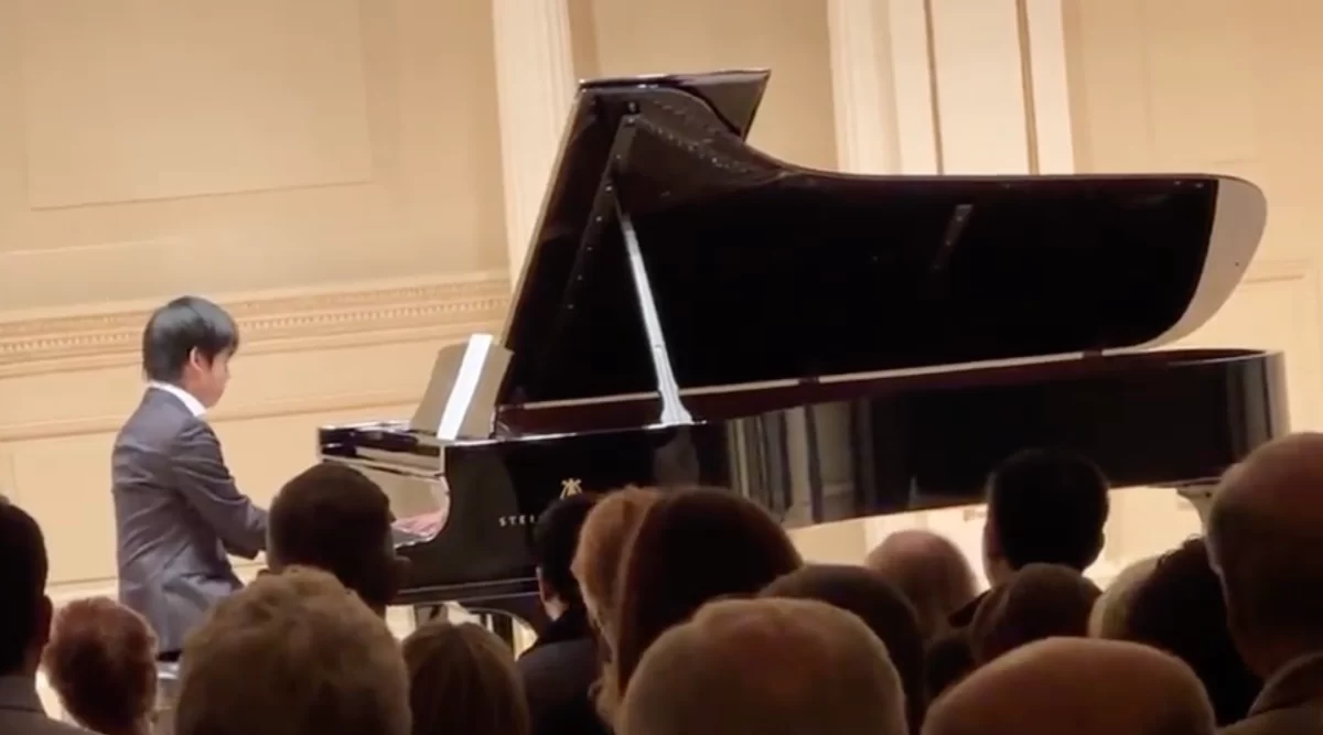 18-year-old pianist opens Carnegie Hall performance with Israeli national anthem