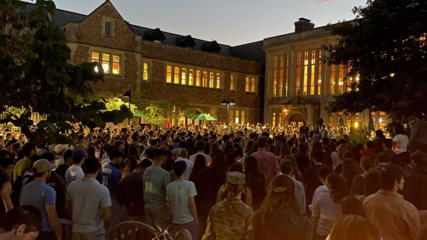 800 Washington University students came together on Thursday, October 12th outside the Danforth University Center on campus for a gathering in support of Israel through song, prayer, and testimonials. 