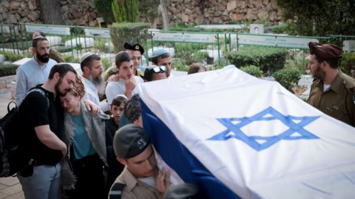 Family and friends attend the funeral of IDF soldier David Shila at Mount Herzl military cemetery in Jerusalem, Oct. 8, 2023. Photo by Noam Revkin Fenton /Flash90.