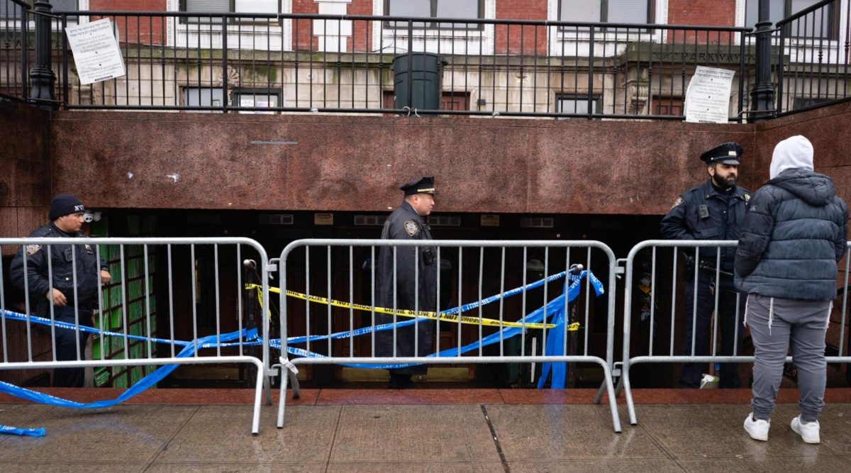 Police block the entrance to the Chabad headquarter’s main synagogue due to safety concerns, Jan. 9, 2024. (Luke Tress)