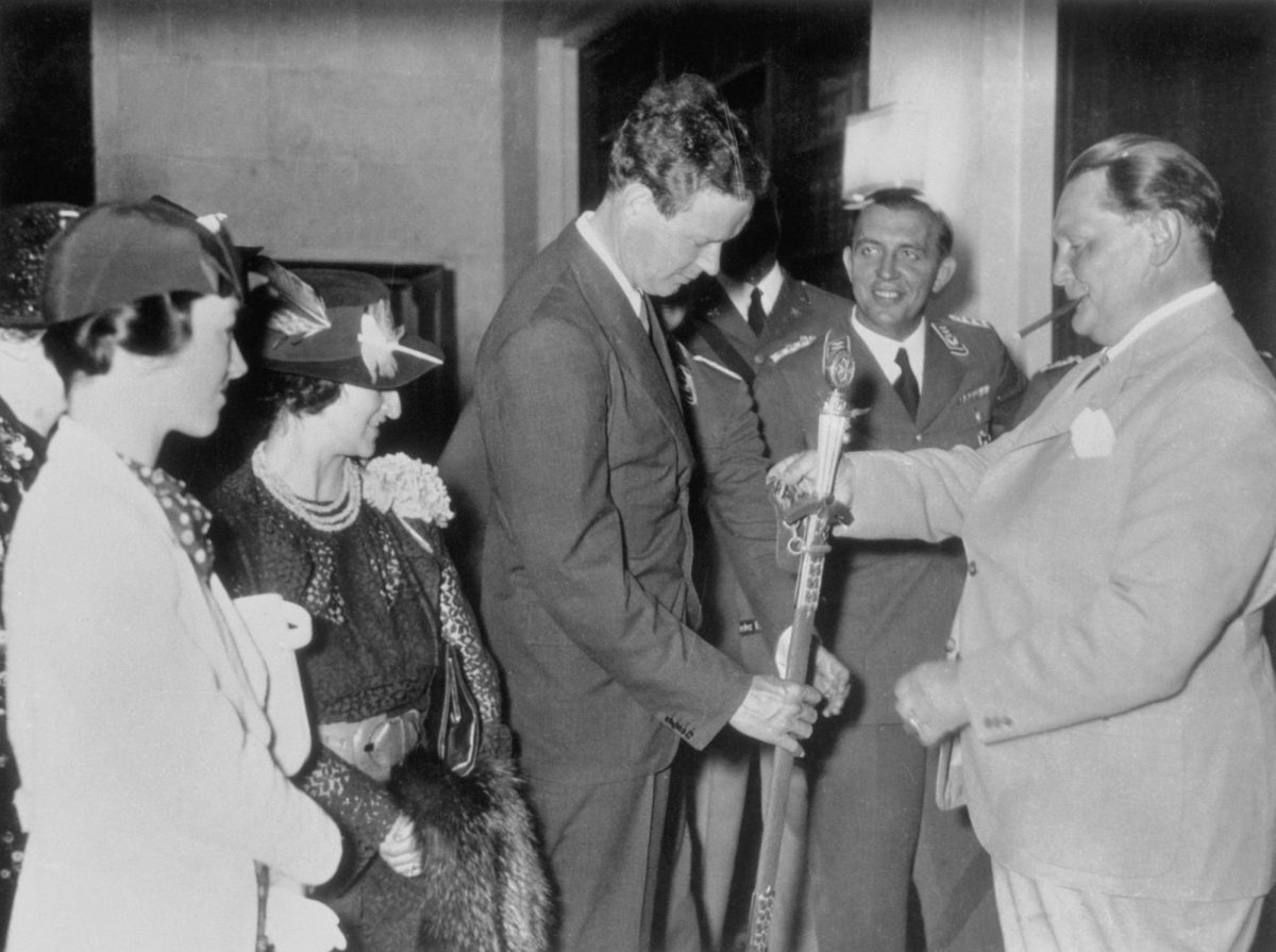 Wikimedia+Commons-Hermann_Goering_gives_Charles_Lindbergh_a_Nazi_medal-1