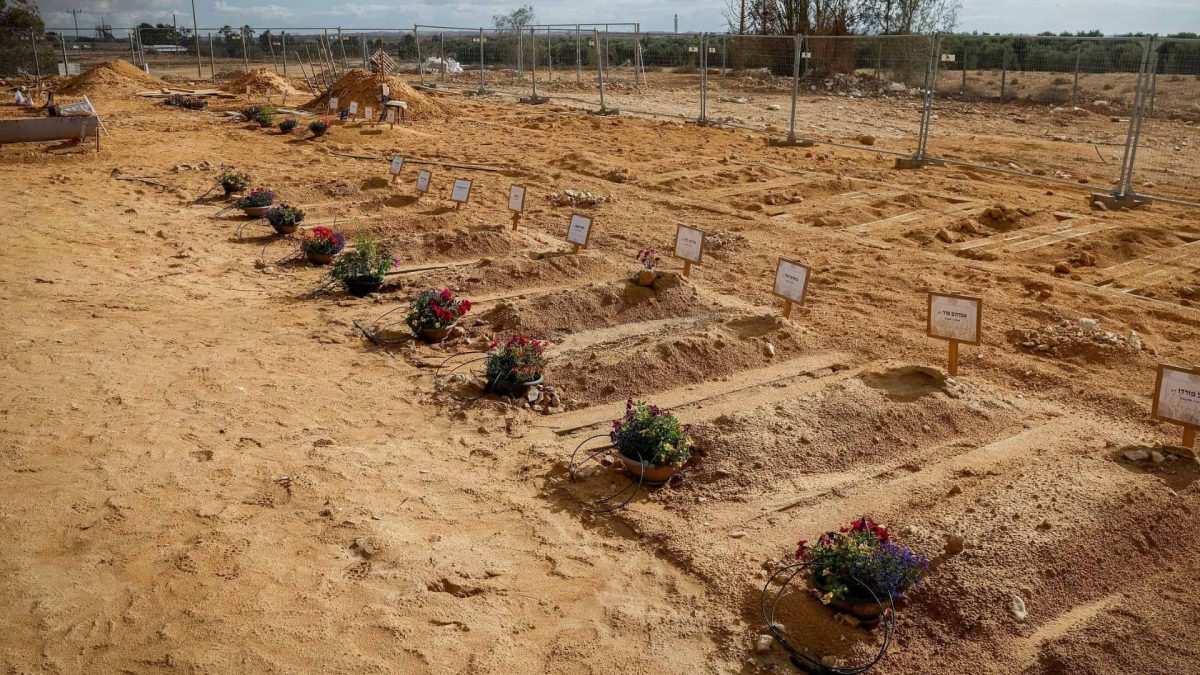 Graves+of+Kibbutz+Beeri+residents+whom+Hamas+terrorists+murdered+on+Oct.+7%2C+at+Kibbutz+Revivim%2C+south+of+Beersheva%2C+Nov.+15%2C+2023.+