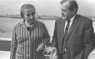 Aharon Remez, serving as Israel’s ambassador to the United Kingdom, welcomes Prime Minister Golda Meir to London in September 1969. Photo Moshe Milner, Israeli Government Press Office, CC BY-SA 3.0