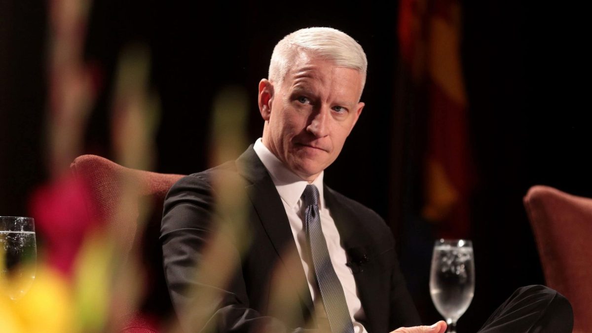 “CNN” anchor Anderson Cooper speaking with attendees at the 35th Annual Cronkite Award Luncheon at the Sheraton Grand Phoenix in Arizona. Credit: Gage Skidmore via Wikimedia Commons.