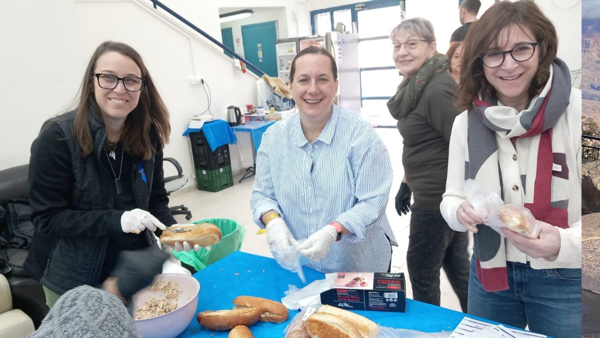 From left: Jewish Federation of St. Louis Vice Chair of Finance Felicia Malter, 
Rabbi Brigitte Rosenberg of United Hebrew Congregation, and Federation’s Vice President of Community Impact Karen Sher