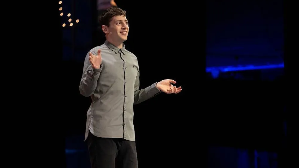 Alex Edelmans antisemitism-focused one-man show, Just For Us, is premiering on HBO as a comedy special. (Courtesy Max)