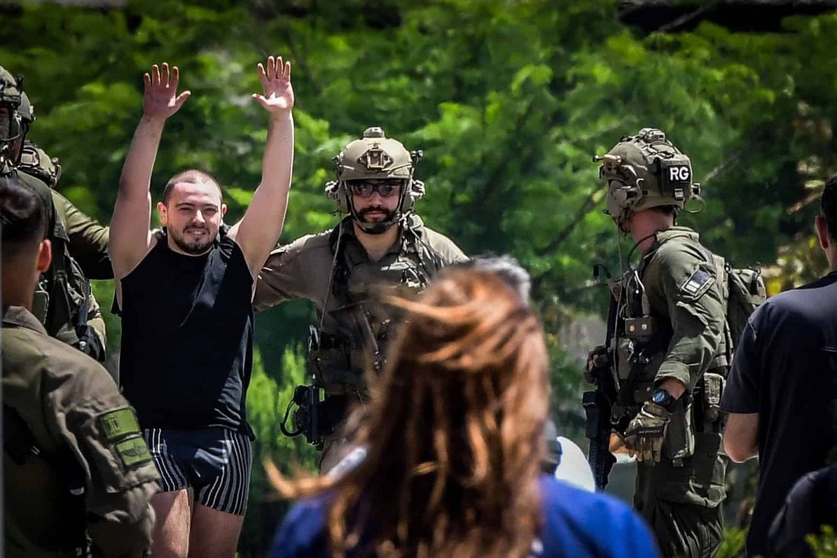 Released hostages Andrey Kozlov and Almog Meir Jan arrive at Sheba Medical Center in Ramat Gan, June 8, 2024. Photo by Avshalom Sassoni/Flash90.