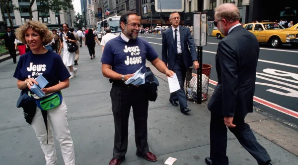 Two representatives of Jews for Jesus hand out pamphlets to pedestrians in Chicago, Aug. 9, 1990 (Jacques M. Chenet//Corbis via Getty Images)