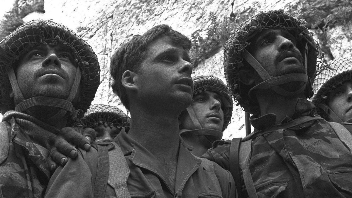 Yitzhak Yifat (center) and other Israeli paratroopers reach the Western Wall in Jerusalem, June 7, 1967. Photo by David Rubinger/GPO.