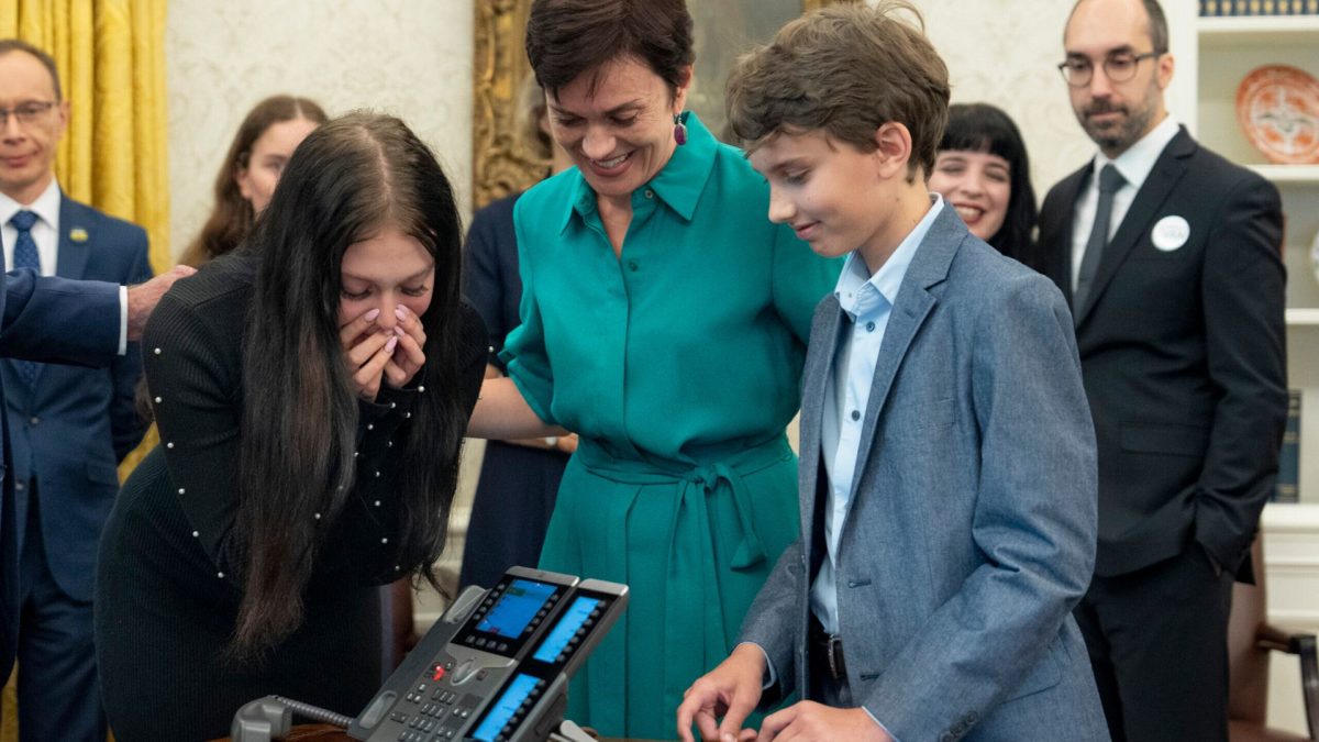 Evgenia Kara-Murza and her children talk on the phone in the Oval Office of the White House with detained journalist Vladimir Kara-Murza, as U.S. President Joe Biden and families of detained “Wall Street Journal” reporter Evan Gershkovich, former U.S. Marine Paul Whelan and journalist Alsu Kurmasheva look on following their release in a prisoner swap with Russia on Aug. 1, 2024. 