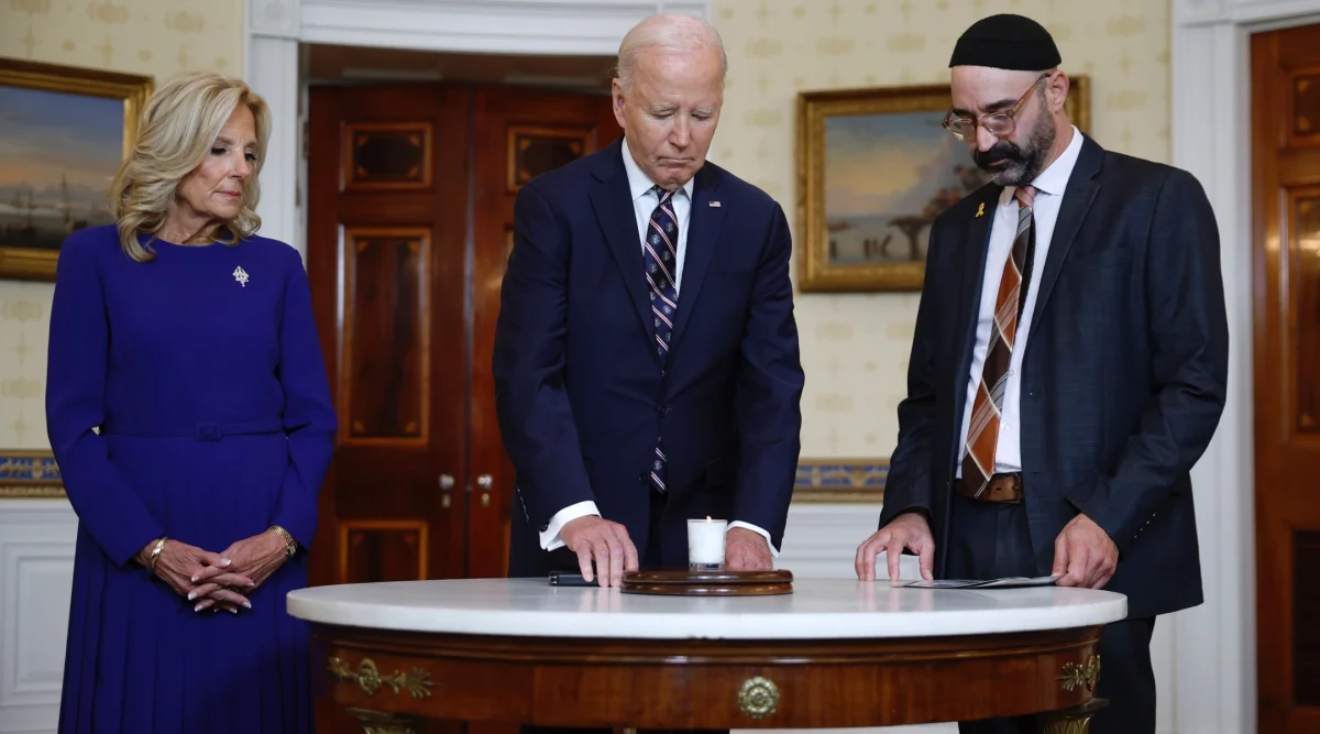  U.S. President Joe Biden participates in a moment of silence at a remembrance ceremony on the one-year anniversary of the Hamas attack on Israel in the Blue Room at the White House, Oct. 7, 2024. (Kevin Dietsch/Getty Images)