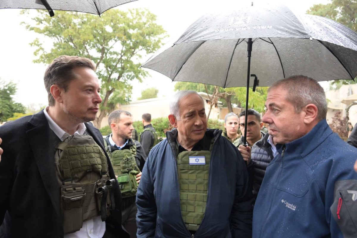 Elon Musk and Israeli Prime Minister Benjamin Netanyahu speak with Sha’ar HaNegev Regional Council acting head Yossi Keren in Kibbutz Kfar Aza, Nov. 27, 2023. Credit: Amos Ben-Gershom/GPO.