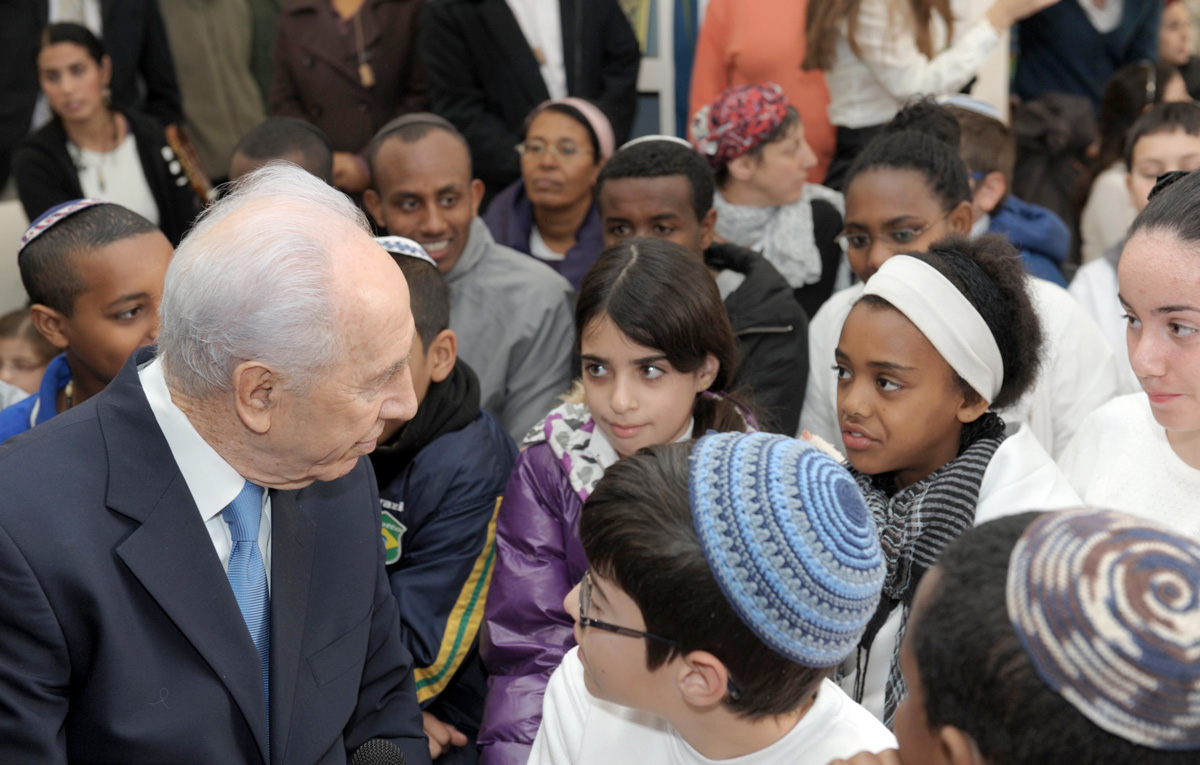 JAN. 28: President Shimon Peres, who in 1996 was the target of protests over the dumping of Ethiopian-Israeli blood, visits the Reshit school in Jerusalem in January 2012 in response to other episodes of discrimination toward Ethiopian Jews. By Amos Ben Gershom, Israeli Government Press Office, CC BY-SA 3.0