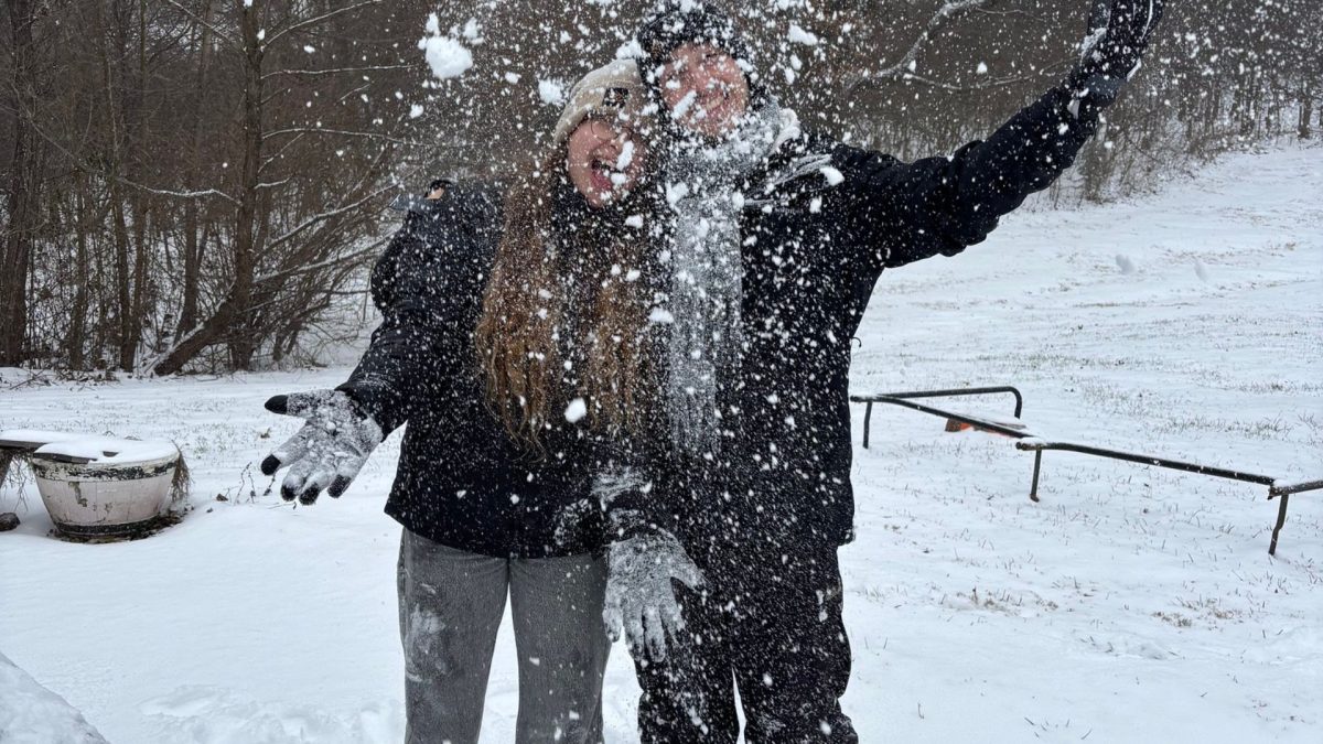 Photos! Israeli siblings in STL see snow for very first time