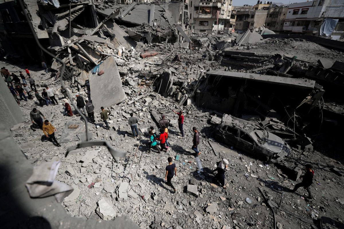 Palestinians inspect the site of an Israeli strike on a residential building in Jabalia in the northern Gaza Strip March 18, 2025. REUTERS/Mahmoud Issa