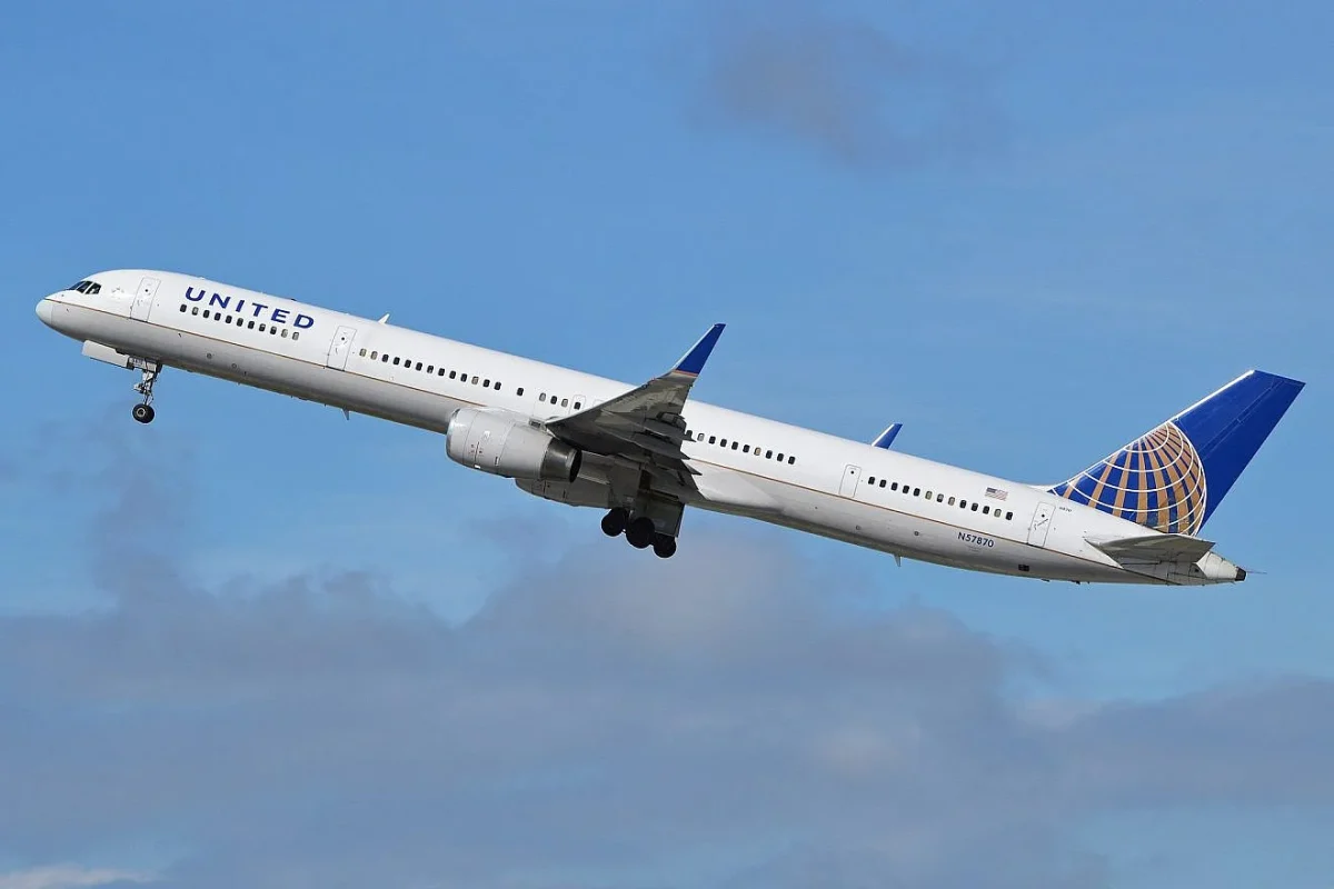 A United Airlines Boeing 757-33. Credit: Wikimedia Commons.

