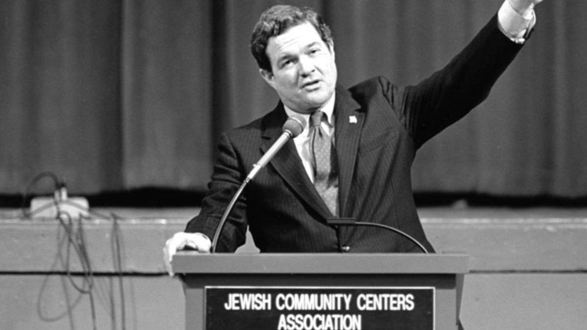 Sen. Kit Bond speaks at the Jewish Community Center in 1989.  
File photo by David M. Henschel