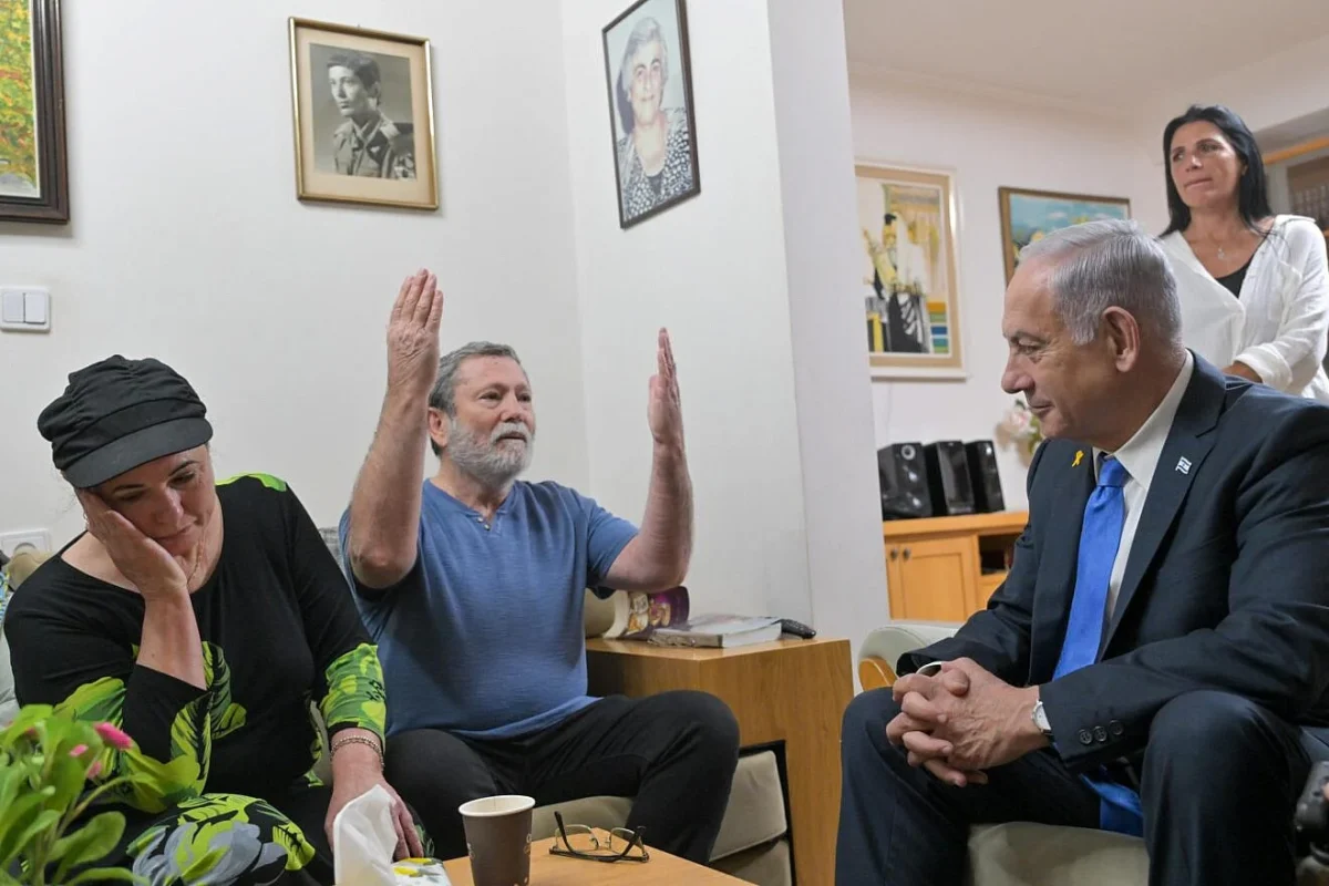 :Israeli Prime Minister Benjamin Netanyahu informs the Feldman family in Tel Aviv of the return of Sgt. First Class Tzvika Feldman’s remains, 43 years after he went missing in the 1982 Battle of Sultan Yacoub. Photo by Kobi Gideon/GPO.