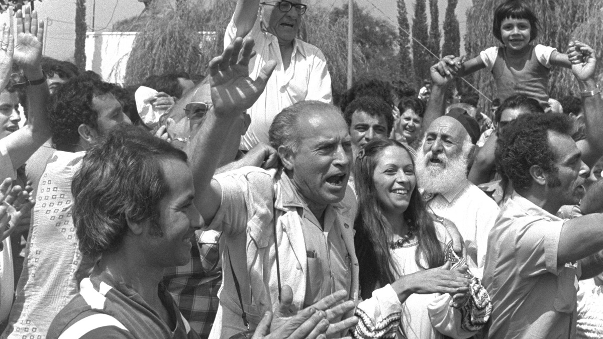 Israelis rejoice while awaiting the arrival of the rescued Entebbe hostages at Ben Gurion Airport on July 4, 1976. Photo Ya’acov Sa’ar, Israeli Government Press Office, CC BY-SA 3.0