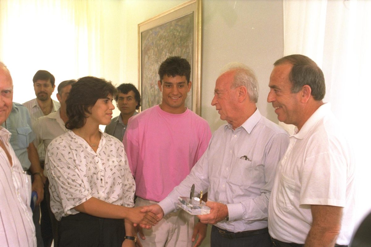 Prime Minister Yitzhak Rabin meets with silver medalist Yael Arad and bronze medalist Oren Smadja on Aug. 31, 1992, to celebrate their Olympic judo success. Photo: Ya’acov Sa’ar, Israeli Government Press Office, CC BY-SA 3.0