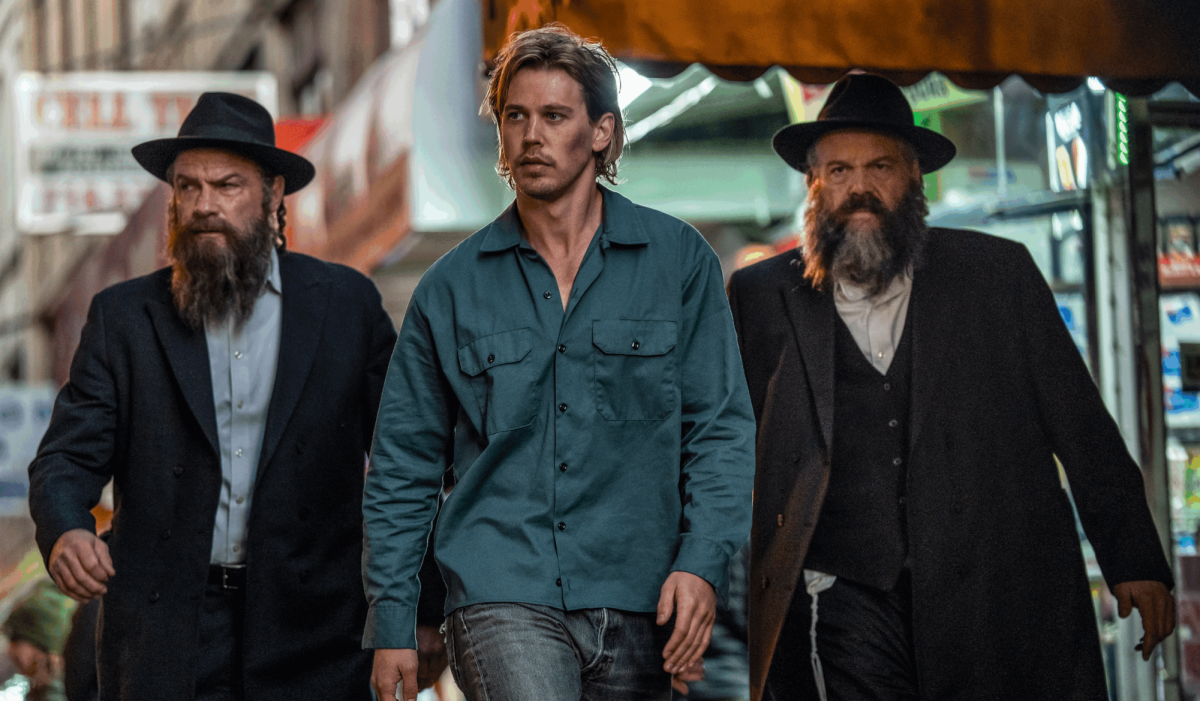 Liev Schreiber, Austin Butler and Vincent D'Onofrio in Caught Stealing. 
Liev Schreiber, Austin Butler and Vincent D’Onofrio in Caught Stealing. Photo by Niko Tavernise