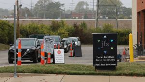 As the shutdown drags on, St. Louis food pantry braces for surge in need