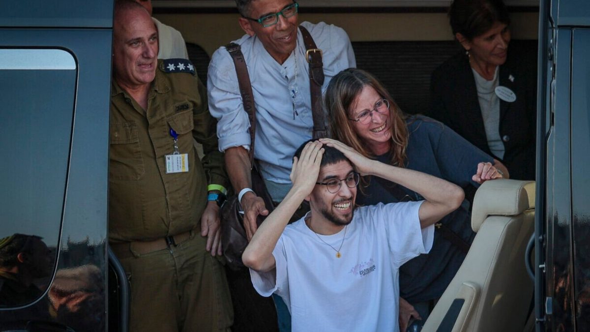 Released hostage Evyatar David arrives at the Rabin Medical Center–Beilinson Hospital on Oct. 13, 2025. Credit: Photo by Yossi Aloni/Flash90.