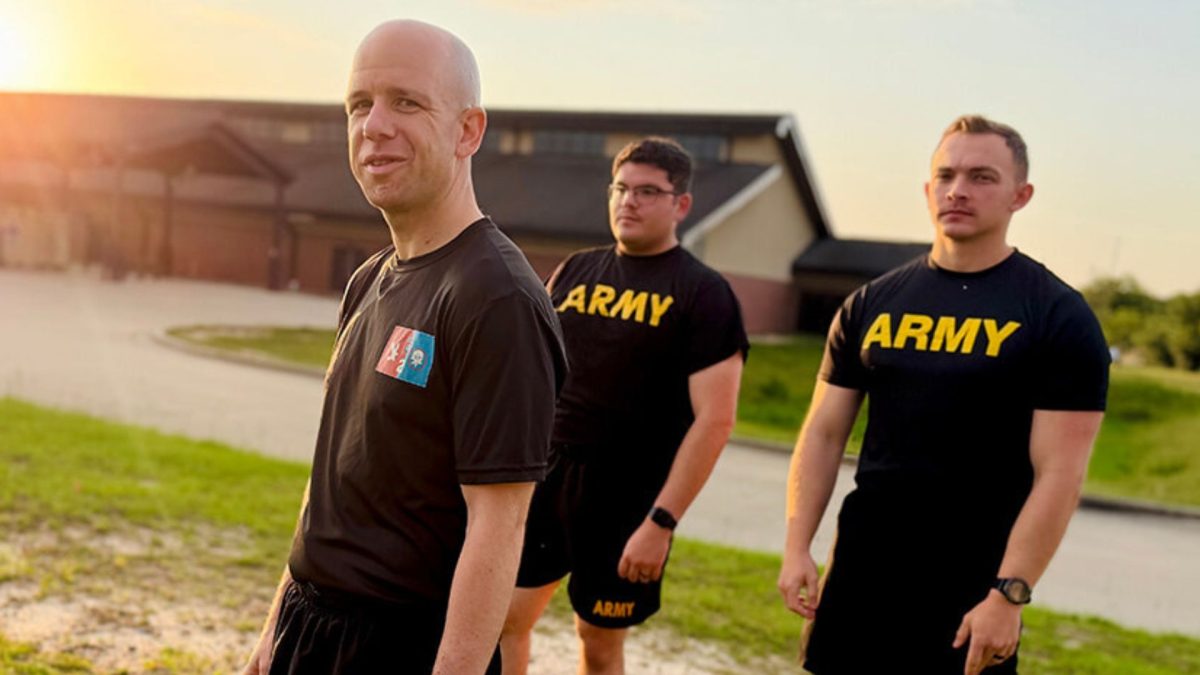 Chaplain Scott Klein with two Jewish soldiers at Fort Bragg. Photo by Benyamin Cohen