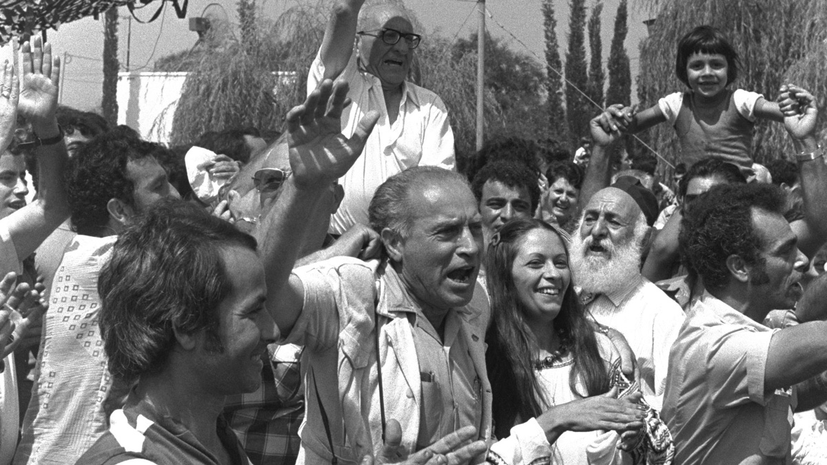 Israelis rejoice while awaiting the arrival of the rescued Entebbe hostages at Ben Gurion Airport on July 4, 1976. Photo: Ya’acov Sa’ar, Israeli Government Press Office, CC BY-SA 3.0
