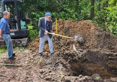 When Temple B’nai Israel in White Oak, Pennsylvania closed down in 2025, Rabbi Howie Stein buried the remaining yahrzeit plaques and other Jewish objects at the synagogue’s cemetery. Photo by Debbie Iszauk
